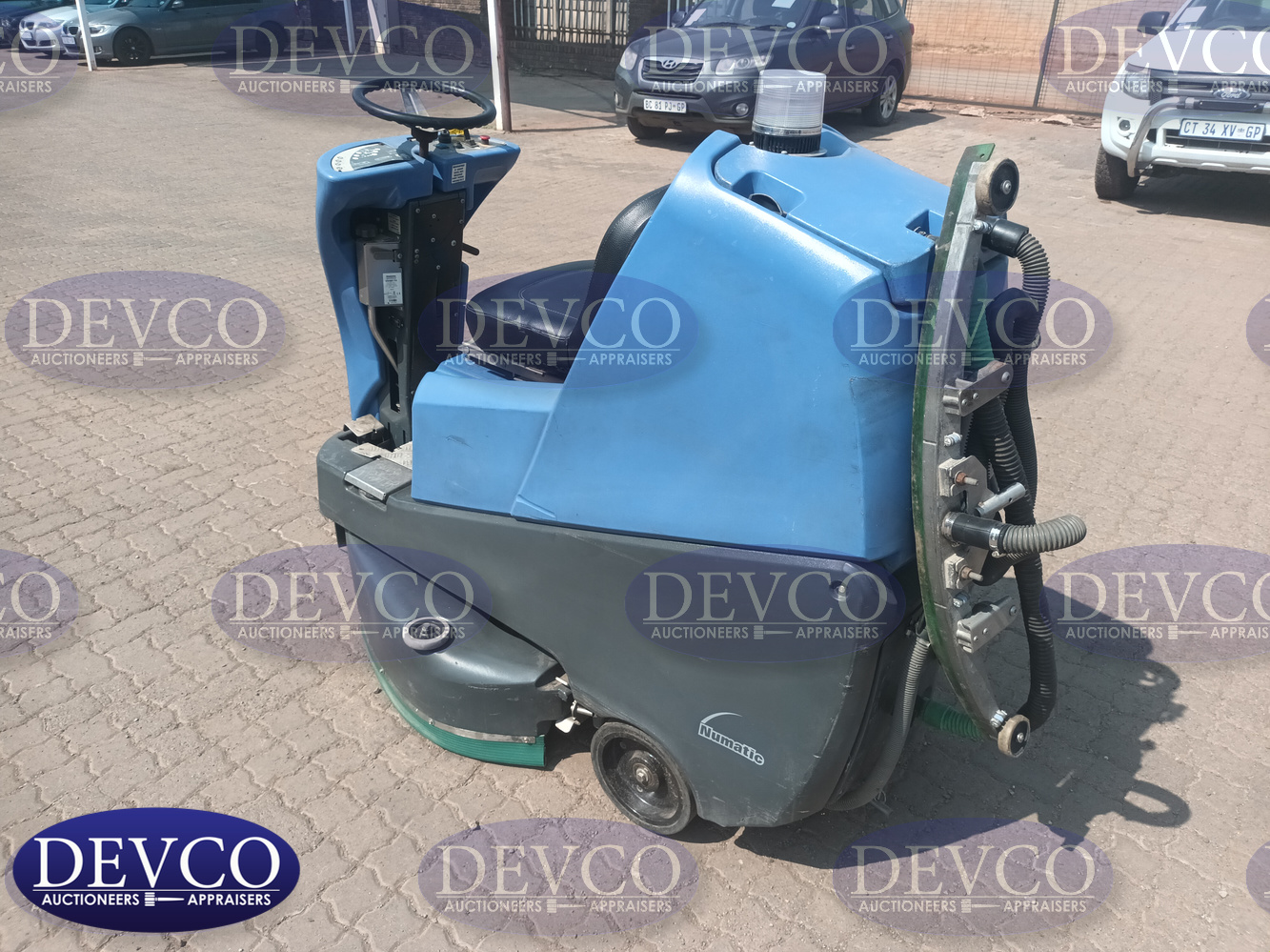 Numatic Vario Ride-On Floor Scrubber/Vacuum (823 H | Devco Auction